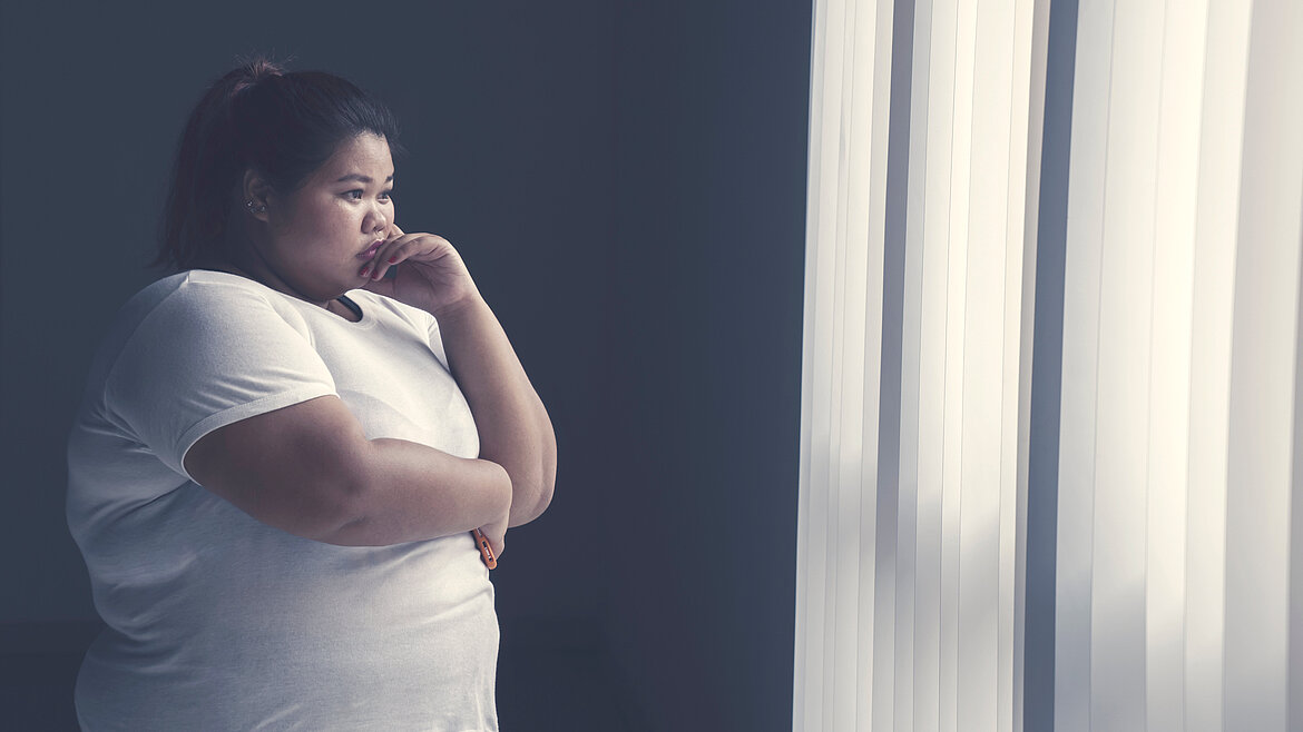 Depressive Frau am Fenster